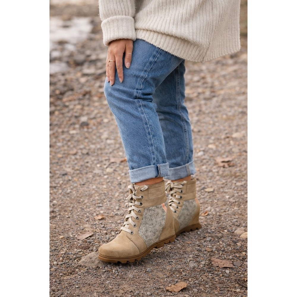 Sorel Women's Waterproof Wedge Lace Up Boots Felt Suede Winter Size 9.5